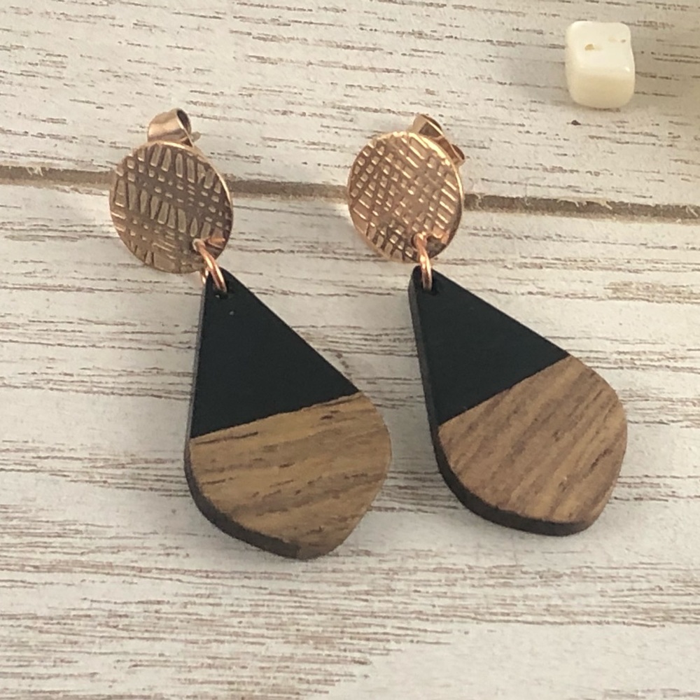 ❌SOLD❌Handcrafted🐞resin and wood earrings